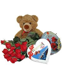 красные розы с конфетами и мишкой